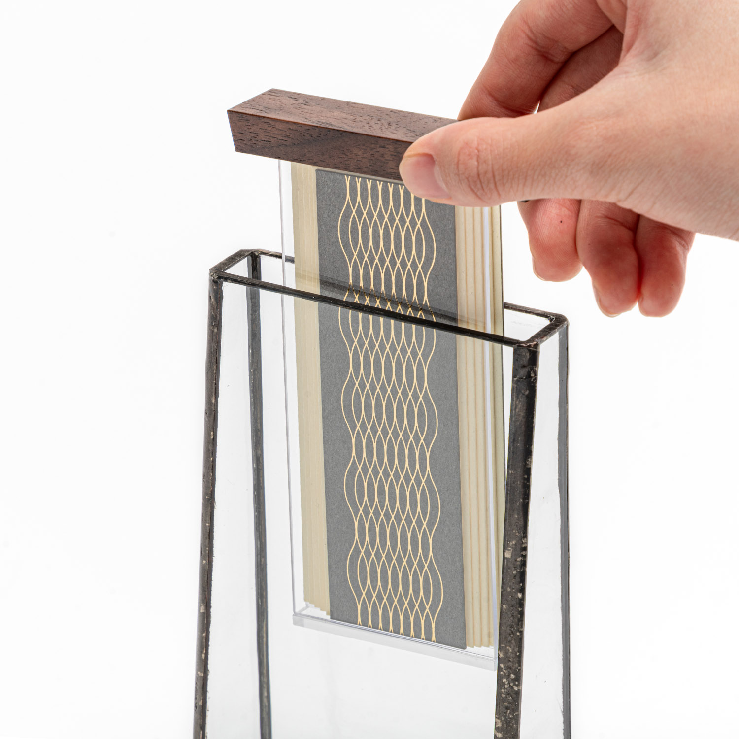 マグネットにより、自由にレイアウトして荘厳していただけます。（画像は過去帳yuragi）