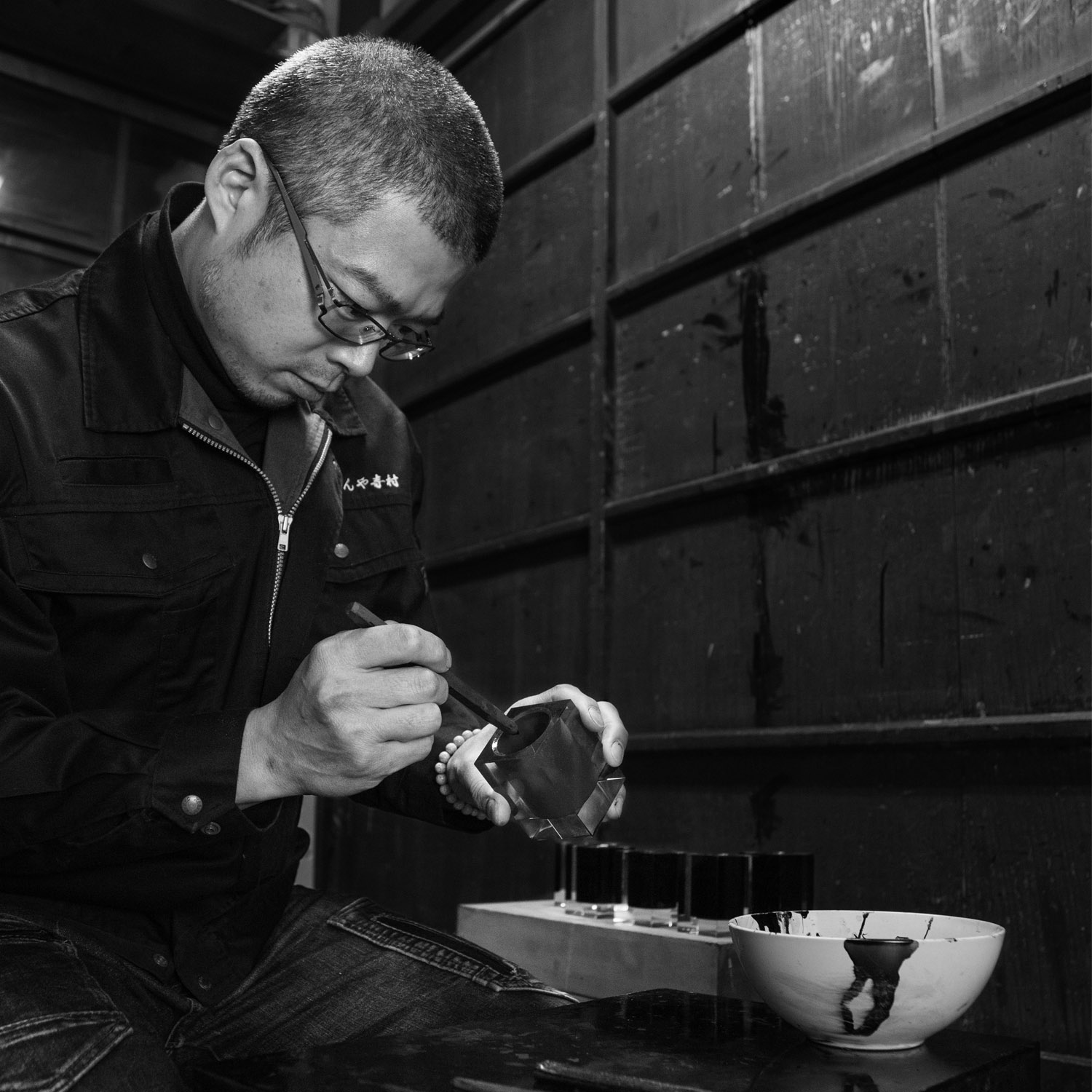 木を保護するだけではなく、滑らかで奥深い表情を生み出す漆工は、彦根の職人たちが取り組み、切磋琢磨する土壌が育んだ伝統技術のひとつです。<br />自由壇は、漆をはじめ漆以外の塗装の特性も活用していますが、妥協なく丁寧に塗り仕上げた品質は彦根の伝統から生まれています。<br />