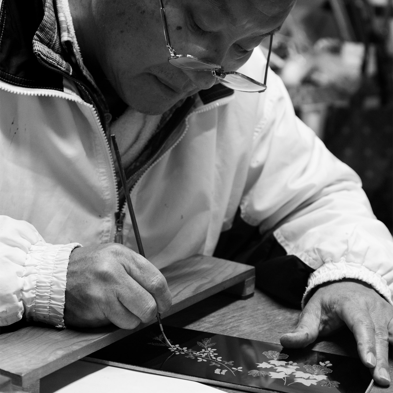平滑で美しい漆の上に描かれる華美な蒔絵や螺鈿は、伝統的な彦根仏壇の見せ場のひとつです。<br />自由壇は、できることもあえてしない選択をすることもありますが、するべきことはしっかりと行います。金仏壇で培われた感性は、過剰な装飾を避けつつも他にはない表現を追求します。